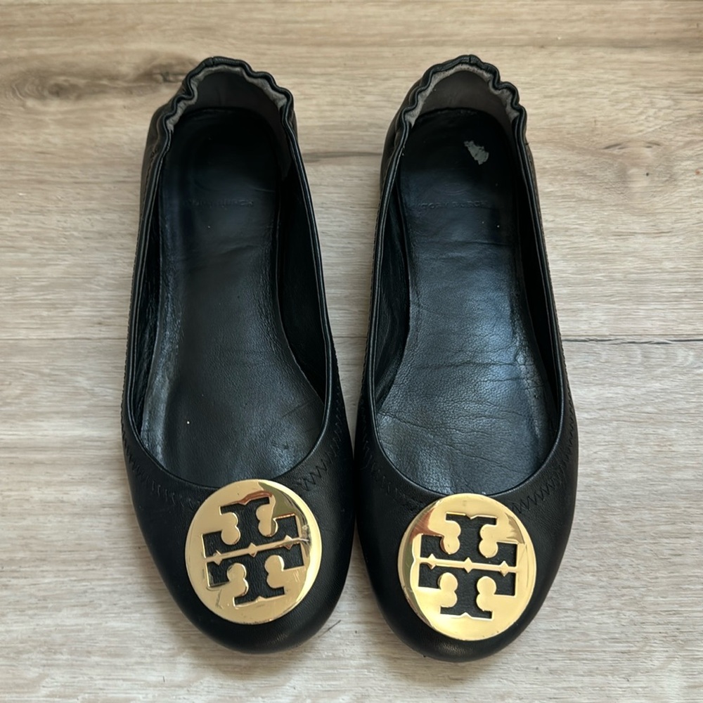 Tory Burch Minnie Ballet Flat in black/gold size 6.5